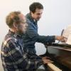 Pianist Ted Ganger (links) und Tenor Roman Poboinyi bei den Proben zum gemeinsamen Liederabend im Rokokosaal. 	