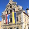 Aus Solidarität mit den Menschen in der Ukraine weht am Friedberger Rathaus diese Woche die ukrainische Nationalflagge.