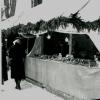 1940: Weihnachtsdekoration an einem Stand während des Zweiten Weltkriegs. 