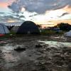 So sah der Campingplatz des Ikarus Festivals 2022 in Memmingen nach zwei Unwettern aus. Dieses Jahr soll das nicht so sein. Die Veranstalter kündigten Änderungen an.