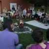 Jeden Abend treffen sich die 45 Schüler, ihre Eltern und die Mitarbeiter im Garten der Sudbury-Schule.