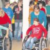 Barbara Grabmair (links) und Anja Charafeldin zeigen den Fuchstaler Schulkindern, wie schwer es ist, im Rollstuhl über eine Schwelle zu gelangen.  