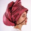 Das Kopftuch als „rotes Tuch“ befragt Lucia Schmid in ihrer Fotografie.