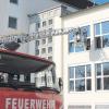 Mit einer Drehleiter wurde ein Mädchen bei der Feuerwehrübung an der Gundelfinger Mittelschule aus dem ersten Stock „gerettet.“  