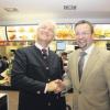 Feierten gemeinsam den neuen McDonald’s: Kabarettist Wolfgang Krebs (links) mit Türkheims Bürgermeister Sebastian Seemüller. 