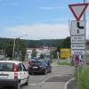 Im Kreisverkehr am Höllgehau stießen zwei Autos am Dienstagmorgen zusammen.