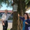 Künstler Andreas Kloker und Dorothee Mayer-Tasch vom Schondorfer Kreis freuen sich, dass die Wilhelm-Leibl-Gedenktafel wieder aufgehängt ist.