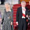 König Charles III. (2.v.r) und Königin-Gemahlin Camilla (2.v.l) kommen mit Bundespräsident Frank-Walter Steinmeier und seiner Frau Elke Büdenbender zu einem Staatsbankett.