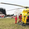 Mit dem Hubschrauber wurde der Schwerverletzte in die Uni-Klinik nach Ulm gebracht. Im Hintergrund ist das halb abgerissene Haus zu sehen.  