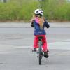 Ein achtjähriges Mädchen, sicher unterwegs: Tatsächlich aber gibt es Kinder in der Grundschule, die nie Fahrradfahren gelernt haben. 