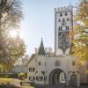 Herbstimpressionen aus Landsberg: das Bayertor mit bunten Blättern.