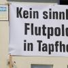 Viele Banner gegen den geplanten Flutpolder sind in Tapfheim zu sehen. Nun hat der dortige Gemeinderat entschieden, gegen das Projekt der Staatsregierung zu klagen.