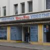 In dieser früheren Videothek in Augsburg in der Wertachstraße ist heute eine Corona-Teststation.