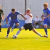 Erfolgreich genommen haben die Fußballer des VfL Ecknach die Hürde SV Münster. 3:1 gewannen Plamen Nikolov (links in Blau), Florian Ziegenaus (rechts) und deren Mitspieler zu Hause in der Kreisliga Ost. 
Fotos: Peter Appel