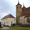 Unmittelbar zwischen Klosterkirche und Rathauskomplex mit Mehrzweckhalle und Kindergarten befindet sich das Prälatur-Gebäude mit großem Grundstück, das von der Gemeinde gekauft wurde. 