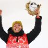 Skispringerin Katharina Althaus strahlt und ist glücklich über ihre Leistung: Sie hat mit Silber die erste deutsche Medaille bei der Winterolympiade in Peking gewonnen.