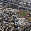 Wenn die Stadt Gersthofen ihren Festplatz (links oben) zur Verfügung stellt, könnte das in die Jahre gekommene Paul-Klee-Gymnasium (unten Mitte) dort statt einer Sanierung in einen Neubau einziehen. Weil ihre Mittelschule laut neuer Schülerprognosen stark wächst, wird dieser Vorschlag wieder ins Spiel gebracht 	