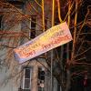 Aktivisten des Augsburger Klimacamps hängten in der Nacht auf Samstag ein Banner in den Baum an der vom Abriss bedrohten "Diesel-Villa" in der Hochfeldstraße.