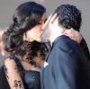 Ein Kuss - darauf haben die Fotografen gewartet.
Model Rebecca Mir und Tänzer Massimo Sinató zeigen beim Deutschen Fernsehpreis ihre Liebe füreinander.