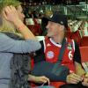 Bastian Schweinsteiger schaute sich mit Freundin Sarah ein Basketballspiel des FC Bayern München an. Der Mittelfelstratege ist traurig beim Gipfel gegen Borussia Dortmund nicht mitspielen zu können. Foto: Frank Leonhardt dpa