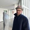 Der Meringer Bildhauer Jonas Ochs fasziniert mit seinen beinahe abstrakten Skulpturen, im Bild mit seinem Werk: Gesellschaft im Schatten. 