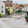 Hochwasser-Stege sind in Regensburg (Bayern) zum erreichen von Anwesen an der überschwemmten Donau aufgebaut.