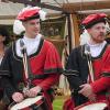 Viele Besucher aus Mindelheim und Umgebung haben sich die italienischen Fahnenschwinger am zweiten Frundsbergfest-Wochenende angeschaut.