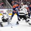 Leon Draisaitl (r) und die Edmonton Oilers besiegten die Los Angeles Kings.