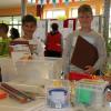 Die Lerninsel der Grundschule Stätzling lädt zum Forschen ein: Timo, Jonas und Justin  (von links) aus der Klasse 4a probieren es gleich aus.  	Foto: Sabine Roth