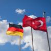 Die deutsche und die türkische Flagge sind vor einer Moschee zu sehen. Die Bundesregierung will die Ausbildung zusätzlicher Imame im Inland finanziell fördern.