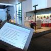 Tablet-PC und Beamer sowie Smartphones sind in den meisten Gottesdiensten noch selten. Denn die meisten Geistlichen halten noch an der klassischen Liturgie fest.