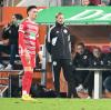 Viel zu coachen hatten FCA-Trainer Enrico Maaßen (rechts) gegen Bochum. Am Ende half alles nichts. Der FCA verlor 0:1.