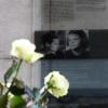 Weiße Rosen zieren die Gedenktafel mit den Fotos von Hans und Sophie Scholl in der Ulmer Olgastraße. Hier lebte die Familie sechs Jahre.