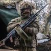 Ein ukrainischer Soldat steht an der Trennlinie zu pro-russischen Rebellen in der Region Donezk.