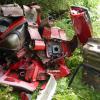 Die Reste eines roten Opels hat ein Waldbesitzer in den vergangenen Tagen bei Greimeltshofen entdeckt. Vom Täter fehlt jede Spur. 