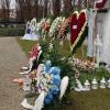 Für erhebliches Aufsehen sorgte eine Trauerfeier auf dem Rainer Friedhof, bei der am Freitag über 100 Angehörige gekommen waren, um eine junge Frau zu Grabe zu tragen. 
