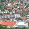 Die Amann-Fabrikhallen (linke Bildhälfte) in Göggingen. Das historische Fabrikgebäude der früheren Ackermann-Nähfadenfabrik (rechts) wurde bereits Anfang der 2000er in Loft-Wohnungen umgewandelt.  