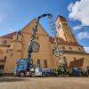 Vor der Herz Jesu Kirche in Pfersee steht jetzt der Maibaum. 