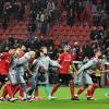 Die Leverkusener Spieler feiern den Sieg gegen Ferencváros Budapest mit ihren Fans.