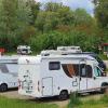 Zahlreiche Camping-Urlauber finden sich mittlerweile wieder an der Neuburger Schlösslwiese ein. Der neue Betreiber will den Platz mit einem Sanitärcontainer ausstatten, doch wegen Corona gibt es derzeit Lieferprobleme. 	