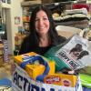 Kathrin Hellinger stellt in dem kleinen Laden der Tierfutternothilfe individuelle Tüten für die bedürftigen Tierhalter zusammen.