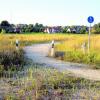 Straße ins Nirgendwo? Im Baugebiet am Weiglberg in Petersdorf tut sich nichts. Hier könnten seit Jahren Wohnhäuser stehen. Aber es mangelt an Interessenten. Foto: Johann Eibl