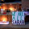 Kerzen und Blumen sind bei einer Mahnwache für die getötete Sarah Everard an der University of Leeds zu sehen. 