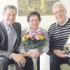 Zur Goldenen Hochzeit von Irmgard und Walter Aumann (rechts) überbrachte Bürgermeister Albert Lettinger die Glückwünsche der Gemeinde und des Landkreises. 