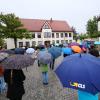 Etwa 150 Menschen sind zur Kundgebung am Mittwochabend in Pfaffenhofen gekommen, davon waren 50 offizielle Teilnehmer. Der Regen schien vielen nichts auszumachen.  	

