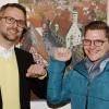So begrüßt man sich in Zeiten des Coronavirus: Steffen Höhn (CSU, links) und David Wittner (PWG) sind die beiden Kandidaten für die Stichwahl um das Amt des Nördlinger Oberbürgermeisters. Der zweite Wahlgang findet am Sonntag, 29. März, statt.  	