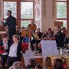 Das Oettinger Kammerorchester hat ein Kinderkonzert gespielt. Die beiden Moderatorinnen Nicola Schmittel und Anne Smorra verwendeten Alltagsgegenstände, um darauf Rhythmen zu spielen. 	