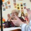 Vom Landratsamt gibt es einige Vorschläge, wie Senioren unterstützt werden können. Auf unserem Bild musizieren Senioren in der Sozialstation Zusmarshausen. 	