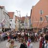 Beeindruckend und Respekt gebietend: Die Landsknechte formen mitten im Schloßfest-Treiben einen wehrhaften Igel.