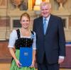 Der bayerische Ministerpräsident Horst Seehofer hat der ehemaligen Biathletin Magdalena Neuner und 37 anderen Personen in München den Bayerischen Verdienstorden verliehen.